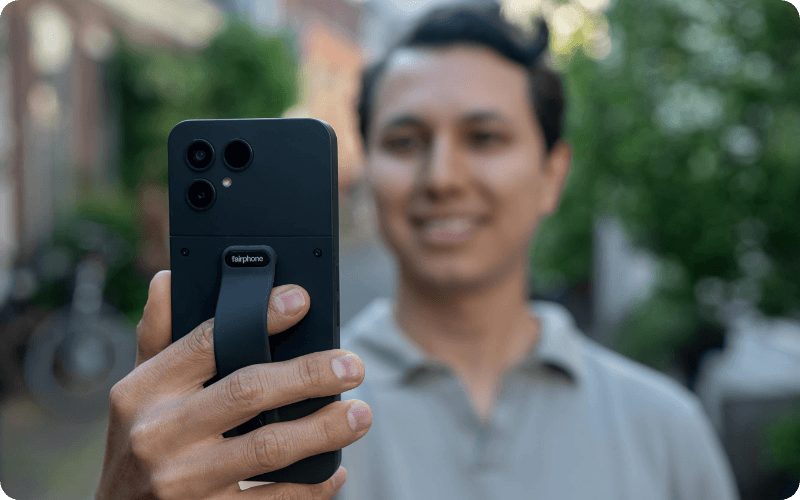 Man holding his fairphone Gen.6 in black