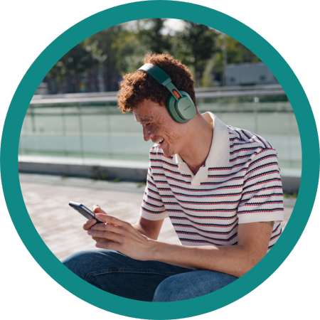 man using fairphone 4 whilst wearing fairbuds xl
