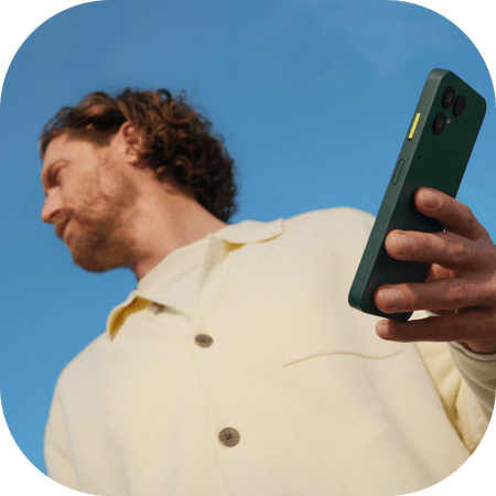 Man holding his Fairphone 6