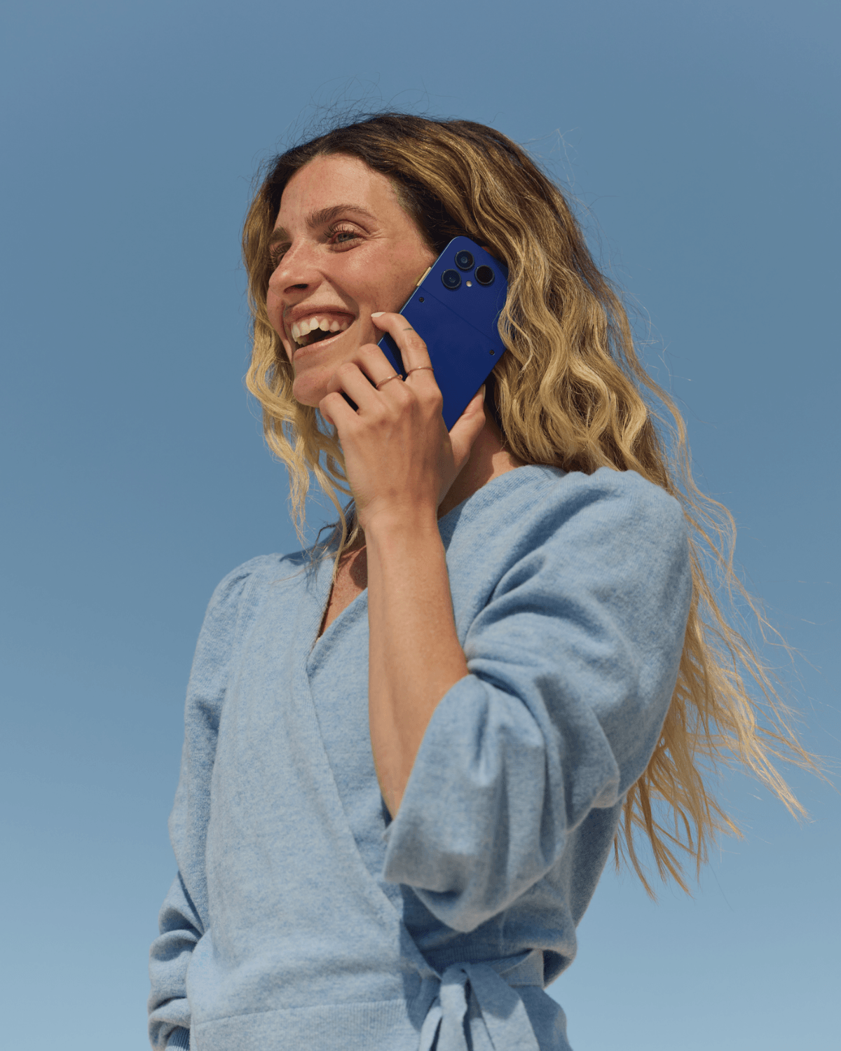 woman holding her fairphone