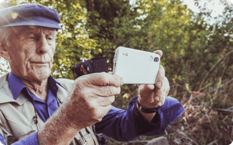 elderly man using his Doro phone